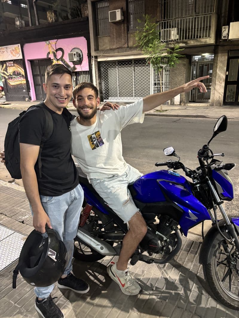 לילה עם חברים ברחוב